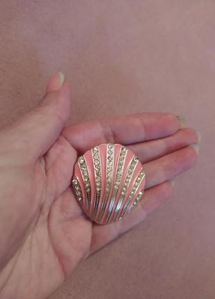 Вiнтажна брошка мушля з емаллю та кристалами