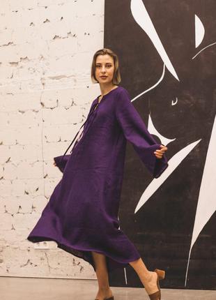 Фиолетовое платье оверсайз с рукавами-клеш и завязками на груди из натурального льна5 фото