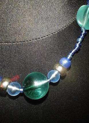 Ожерелье короткое из стеклянного бисера и крупных бус из цветного прозрачного пластика3 фото