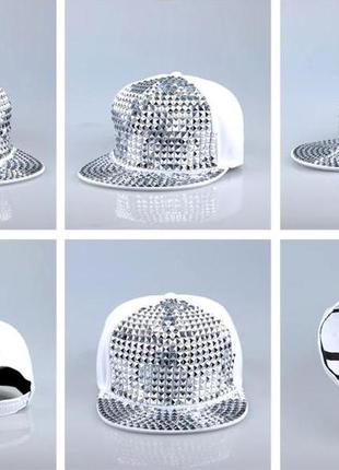 Белая кепка с заклепками (шипами)