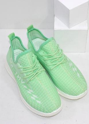 Жіночі кросівки з текстилю на літо у світло-зеленому кольорі.4 фото
