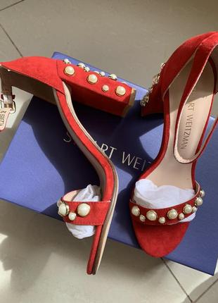 Босоніжки stuart weitzman morepearls червоні замшеві з перлинами в наявності5 фото