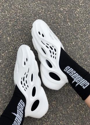 Adidas yeezy foam runner white  мужские тапочки белые5 фото