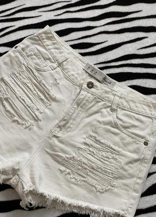 Белые джинсовые шорты с ртостями и высокой талией2 фото