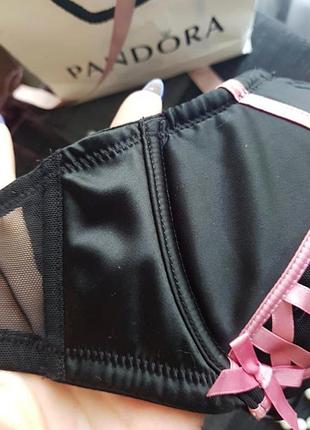 Красивый брендовый гладкий цвет черный бюстгальтер лифчик с розовыми лентами, бантиками ча...