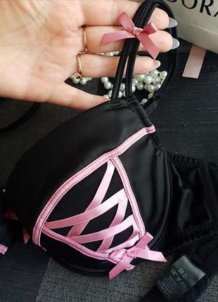 Красивый брендовый гладкий цвет черный бюстгальтер лифчик с розовыми лентами, бантиками ча...