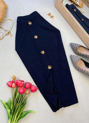 Базова синя спідниця міді із роговою фурнітурою