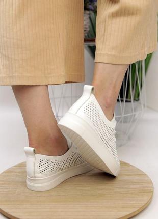 Жіночі кеди білі шкіряні перфорація літні (з натуральної шкіри білого кольору) - жіноче взуття на літо 20225 фото