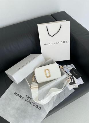 Marc jacobs the snapshot white gold трендова біла міні сумочка марк джейкобс бренд біла шикарна міні сумка9 фото