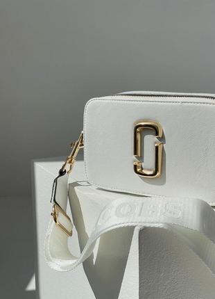 Marc jacobs the snapshot white gold трендова біла міні сумочка марк джейкобс бренд біла шикарна міні сумка5 фото