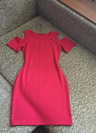 Красное облегающее платье с открытыми плечами