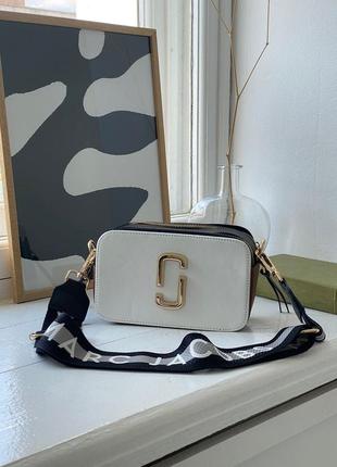 Marc jacobs the snapshot white brown трендова біла шикарна міні сумочка з ремінцем марк джейкобс бренд белая стильная мини сумка4 фото