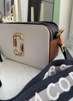 Marc jacobs the snapshot white brown трендова біла шикарна міні сумочка з ремінцем марк джейкобс бренд белая стильная мини сумка2 фото