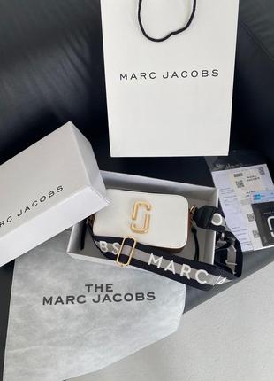 Marc jacobs the snapshot white brown трендова біла шикарна міні сумочка з ремінцем марк джейкобс бренд белая стильная мини сумка6 фото