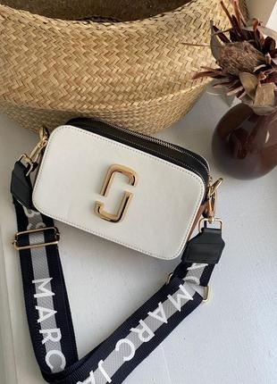 Marc jacobs the snapshot white brown трендова біла шикарна міні сумочка з ремінцем марк джейкобс бренд белая стильная мини сумка5 фото