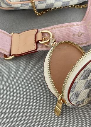 Трендова кремова шикарна сумочка в стилі louis vuitton pochete multi pink ivory бренд жіноча картата кремова сумка в клітку з ремінцем7 фото