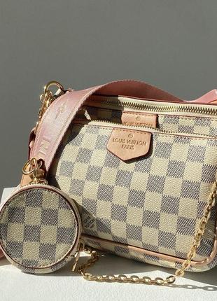 Трендова кремова шикарна сумочка в стилі louis vuitton pochete multi pink ivory бренд жіноча картата кремова сумка в клітку з ремінцем5 фото