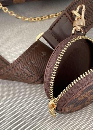 Трендова шикарна коричнева сумочка з ланцюжком в стилі louis vuitton pochete multi brown belt бренд коричнева картата сумка з червоною підкладкою5 фото
