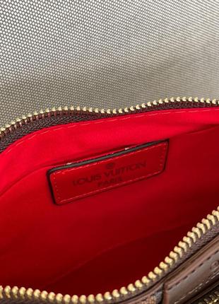 Трендова шикарна коричнева сумочка з ланцюжком в стилі louis vuitton pochete multi brown belt бренд коричнева шахова сумка з червоною підкладкою5 фото