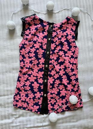 Яркая блуза в цветочный принт со вставками из кожзама3 фото