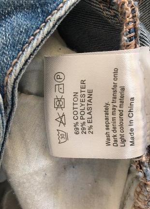 Стрейчевые джинсы со стильным декором5 фото