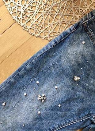 Стрейчевые джинсы со стильным декором3 фото