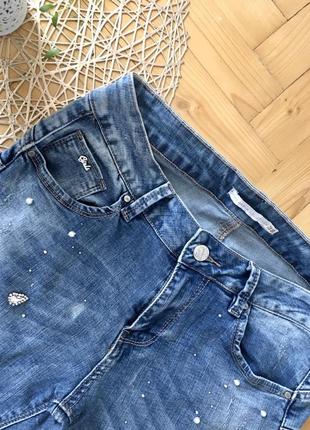 Стрейчевые джинсы со стильным декором4 фото