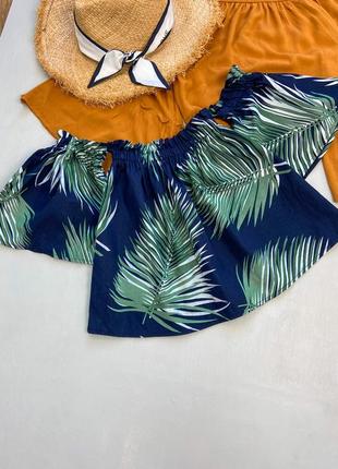 Блуза в тропічний принт зі спущеною лінією плеча