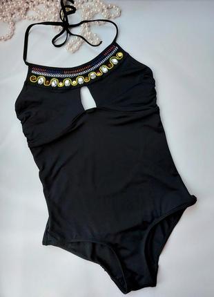 Красивый черный сдельный купальник с вышивкой стразами ocean club uk10