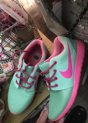Эффектные мятные женские кроссовки nike