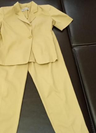 Костюм брючний р. 38,італія