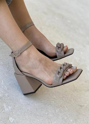 Босоніжки шкіряні босоніжки шкіряні на каблуку на підборах