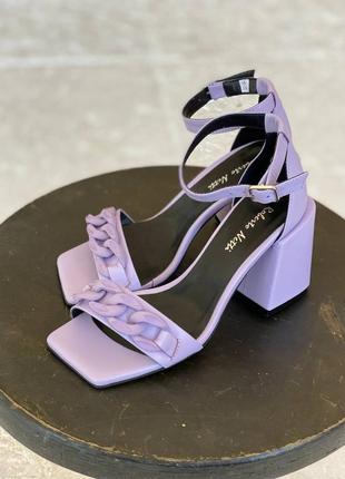 Босоніжки шкіряні босоніжки шкіряні на каблуку на підборах