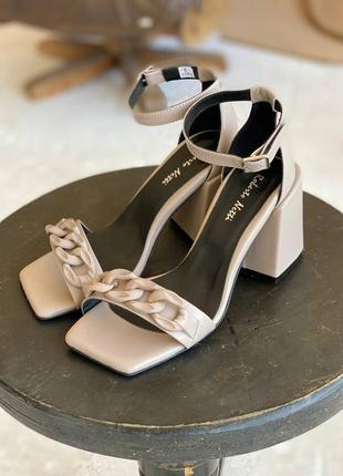 Босоніжки шкіряні босоніжки шкіряні на каблуку на підборах