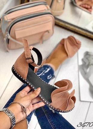 Босоніжки жіночі волани пелюстки пудра замша