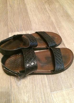 Фирменные чёрные сандалии босоножки
