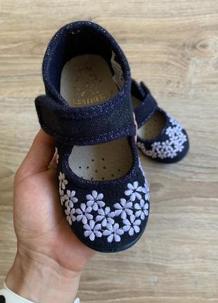 Туфлі для дівчинки ошатні з квіточками3 фото