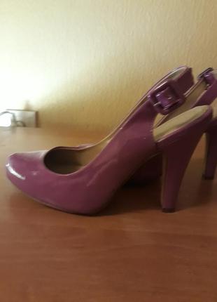 Яскраві босоножеи