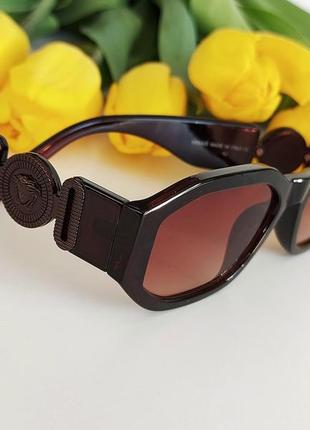 Солнцезащитные очки коричневого цвета4 фото