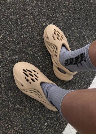 Шльопанці шльопанці босоніжки жіночі adidas yeezy foam runner шльопанці босоніжки жіночі адідас адідас3 фото