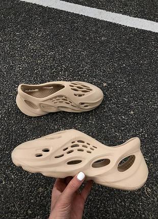 Шльопанці шльопанці босоніжки жіночі adidas yeezy foam runner шльопанці босоніжки жіночі адідас адідас8 фото