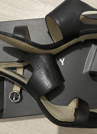 Шкіряні босоніжки шкіряні босоніжки dkny donna koran 37 р