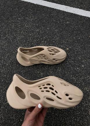 Тапки тапочки yeezy foam runner beige шльопанці
