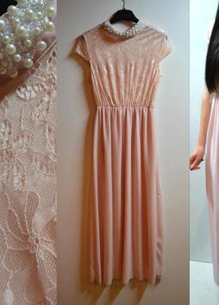 Красивое розовое длинное платье с ожерельем1 фото