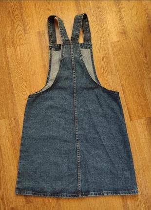 Короткий джинсовый сарафан из денима с карманами на пуговицах5 фото