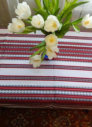 Красная вышитая скатерть