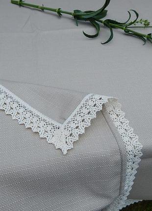 Сіра скатертину з ажуром на великий стіл