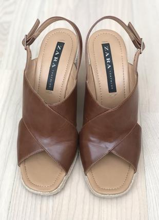 Кажаные босоножки zara на плетёной танкетке р.40-41