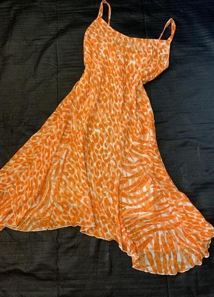 Платье оранжевое на бретелях принт