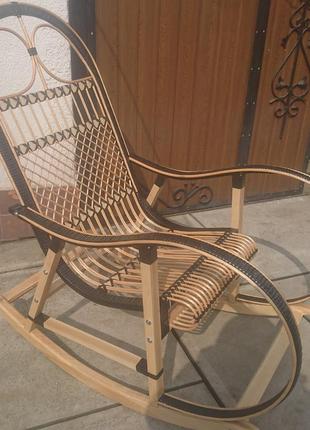 Плетені крісла-гойдалки для дачі ротангові1 фото